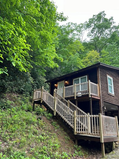 🍁Aug. & Sept. Sale!🍁Cozy Farm Cabin. Fire pit, Waterfall, Blue Ridge Parkway