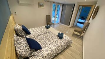 Une chambre à coucher avec un lit, une chaise et une vue sur l’extérieur.