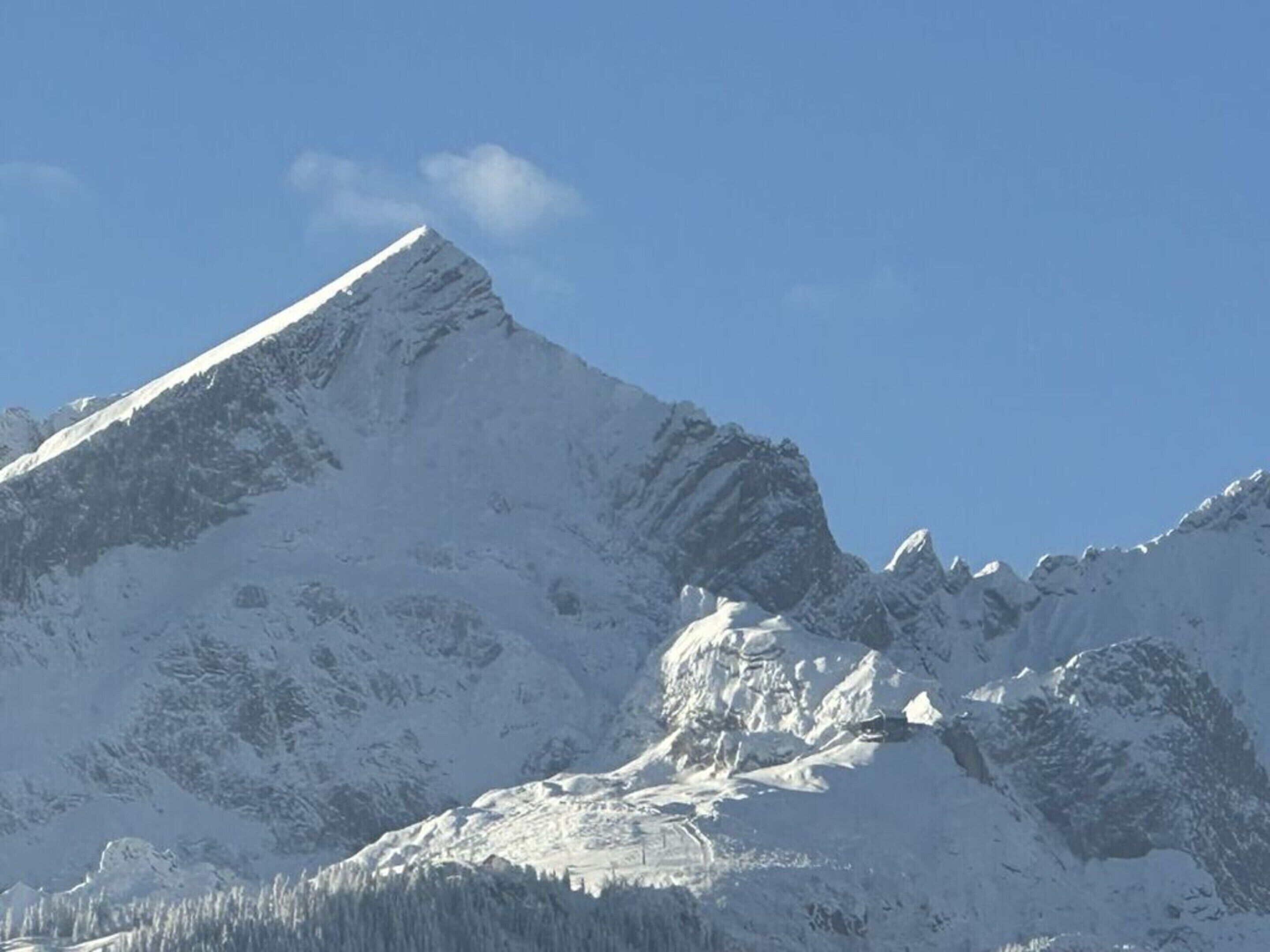 Una muntanya coberta de neu amb un cel serè.
