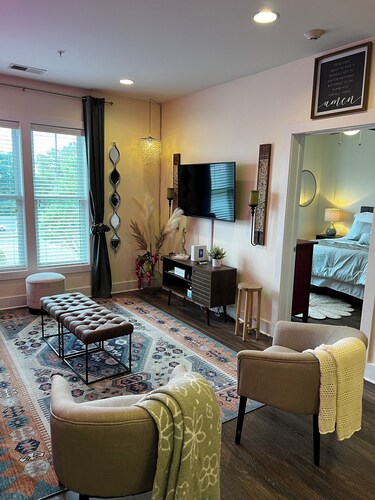 Newly decorated condo!
8 minutes from Broadway.
Very clean and safe. 