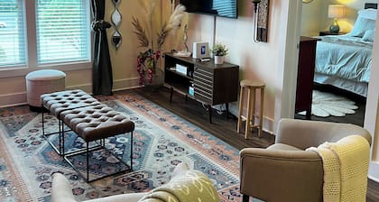 Newly decorated condo!
8 minutes from Broadway.
Very clean and safe.