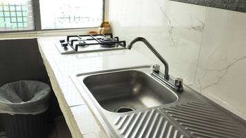 Villa familiar, 2 habitaciones, baño en la habitación, vista a la alberca | Cocina privada | Microondas