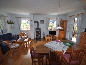 Dining - Red-throated Diver Modern Retreat (Putgarten)