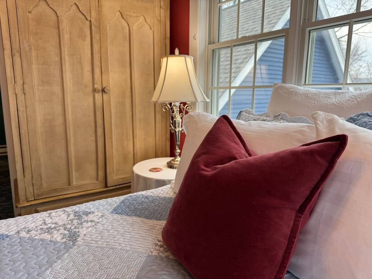 10 bedrooms, iron/ironing board, free WiFi, bed sheets