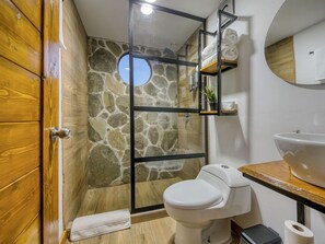 Quarto casal superluxo, vista para a colina | Banheiro | Banheira e chuveiro separados, secador de cabelo, chinelos 