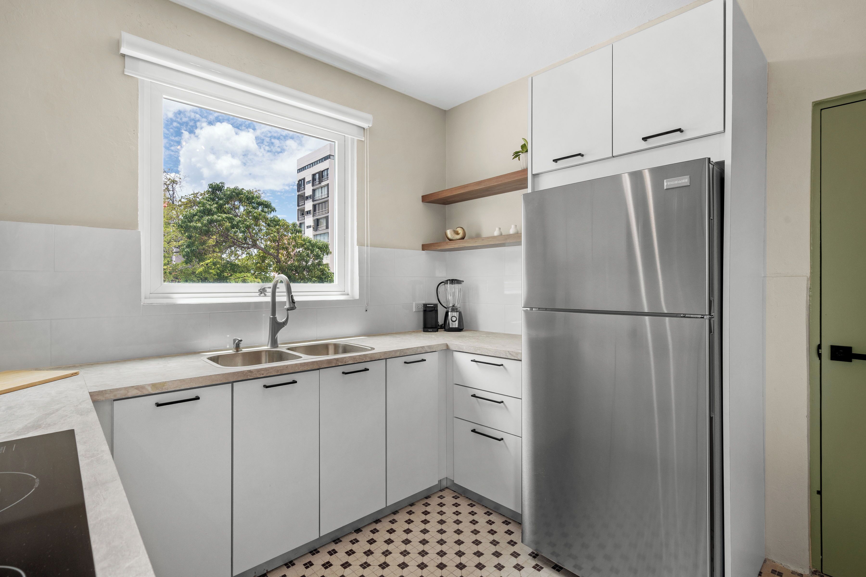 Kylskåp, mikrovågsugn, ugn och spishäll