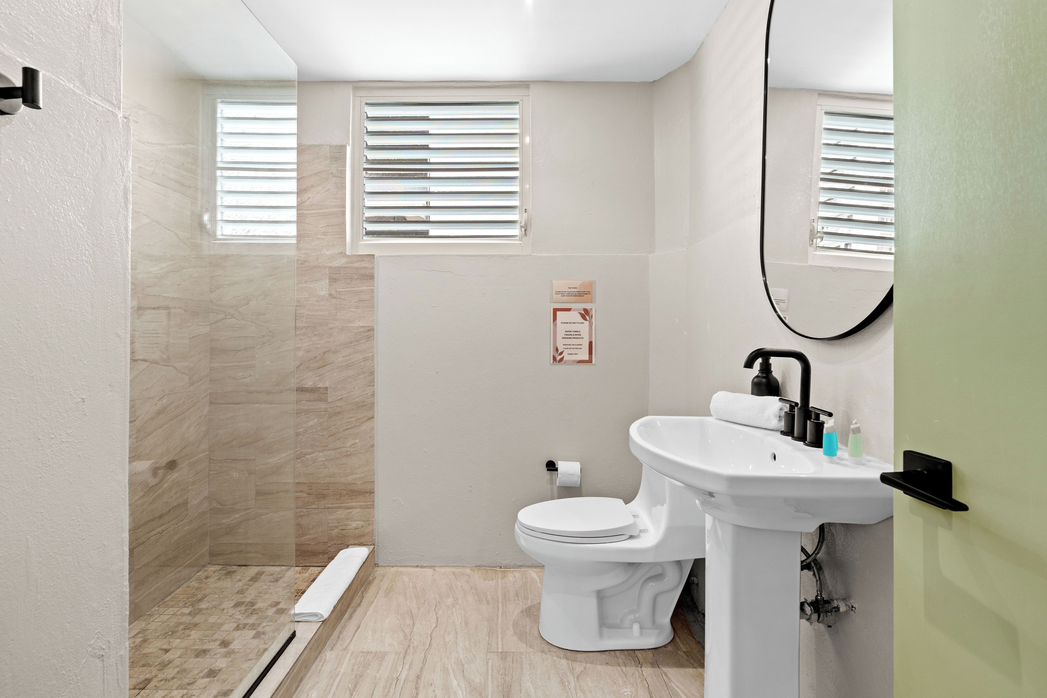 Un baño con ducha, inodoro y lavamanos.