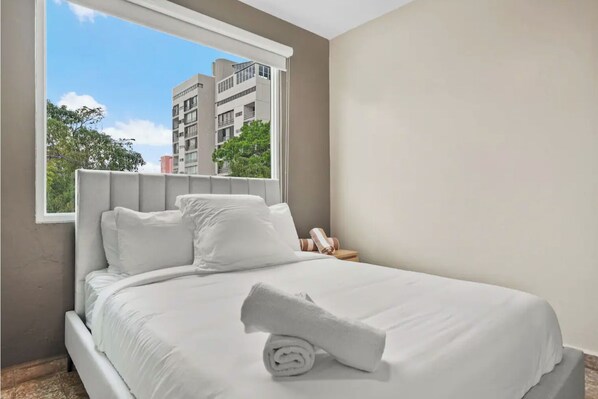 4 habitaciones, escritorio, tabla de planchar con plancha y wifi 