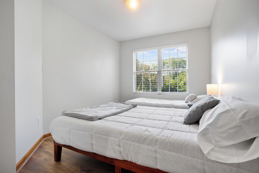 Modern 2BR Close to Indiana Dunes, Beaches & Downtown Chesterton