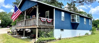 Cozy Creekside Cottage next to City Park. Walk to mainstreet!