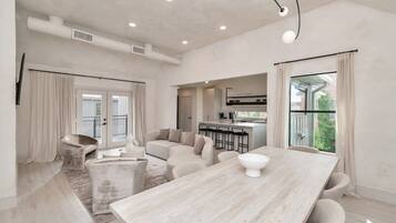 Televisión, chimenea y oficina