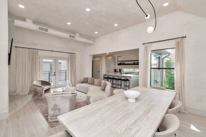 Télévision, cheminée, espaces bureaux