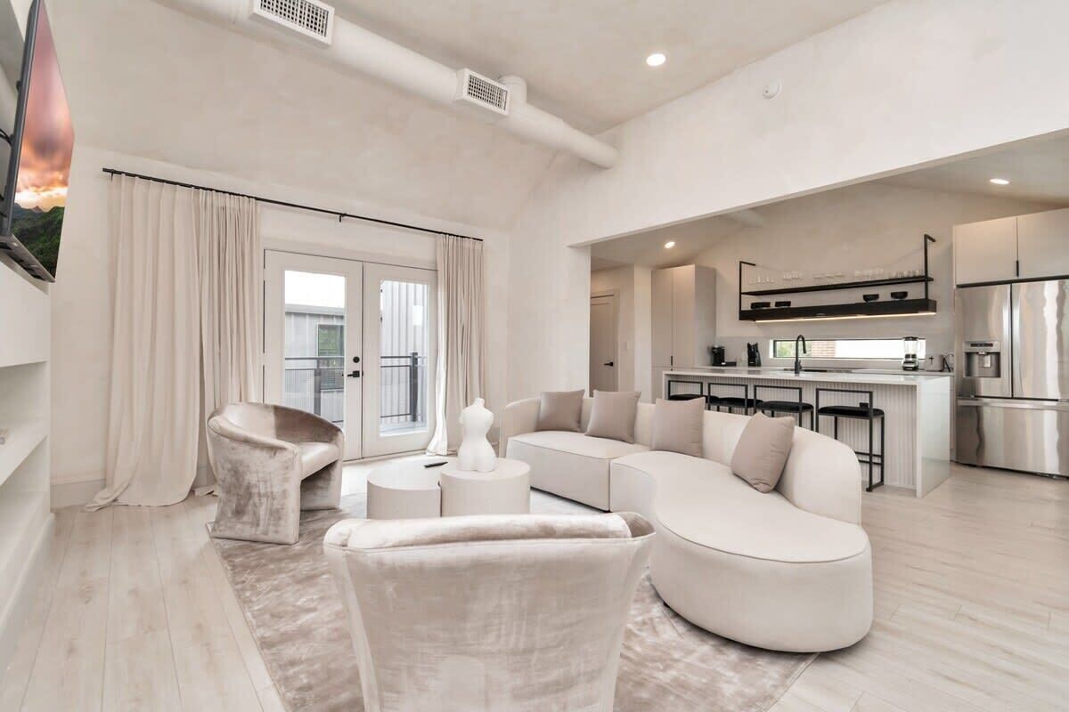 Una televisión, una chimenea, una oficina