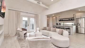 Televisión, chimenea y oficina