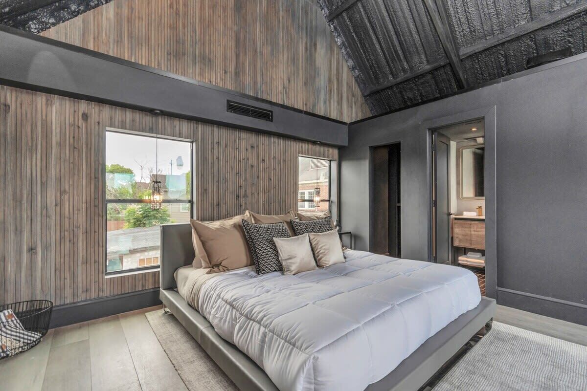 5 habitaciones, tabla de planchar con plancha, wifi y ropa de cama 