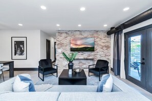 Televisión, chimenea y oficina