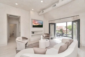 Televisión, chimenea y oficina