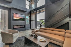 Fernseher, Kamin, Arbeitsbereiche