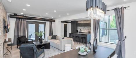 テレビ、暖炉、書斎 / ワークスペース