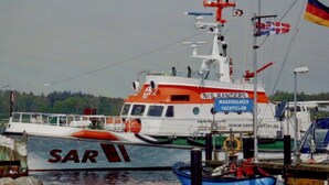 A marina with boats docked, including a white and red vessel named 'NIS RANDERS' and a blue boat named 'SARA'. - Seebergweg Modern Retreat (Maasholm)
