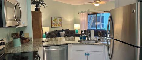 Réfrigérateur, micro-ondes, four, plaque de cuisson