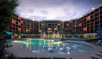 Una piscina techada, una piscina al aire libre de temporada