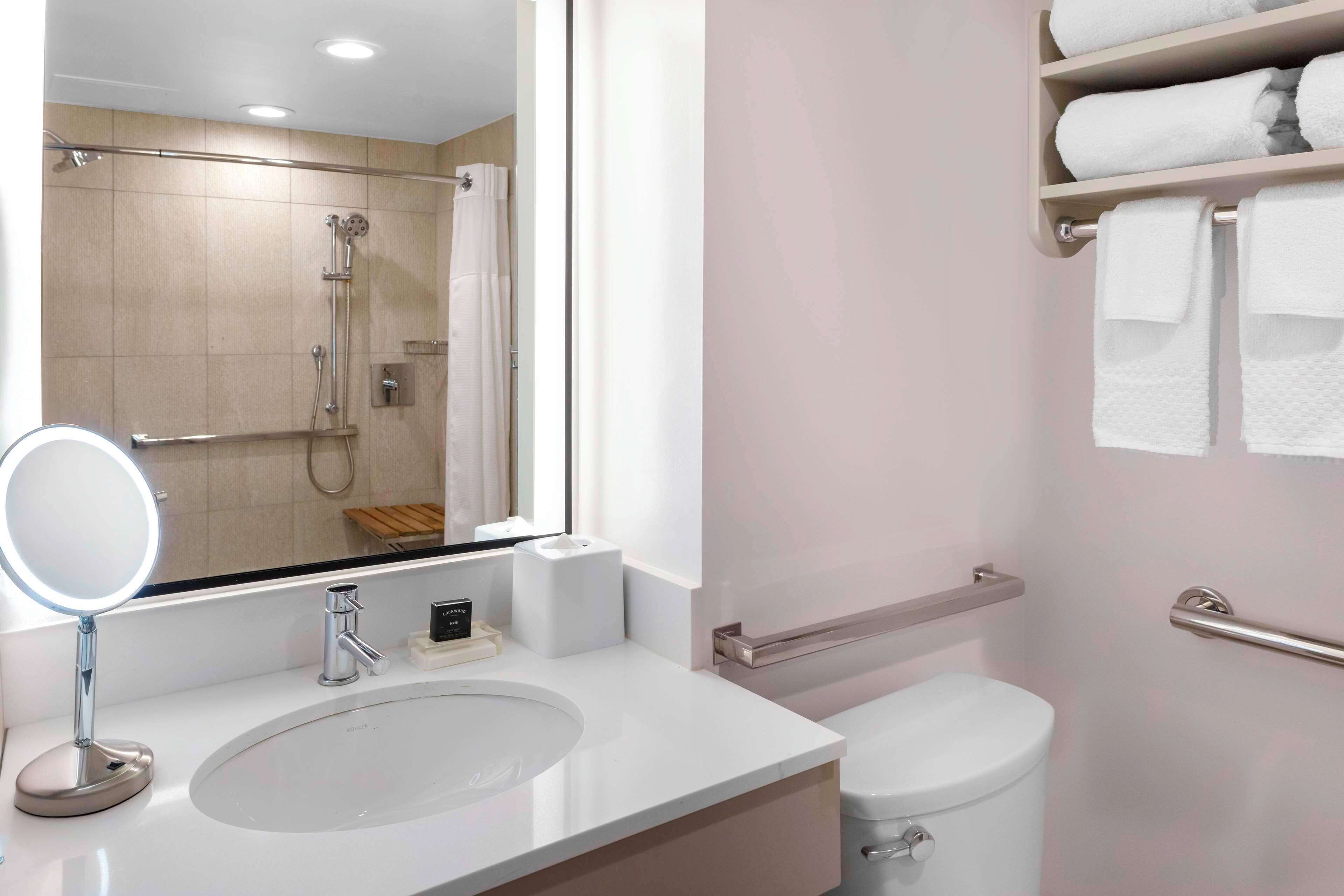 Tina con regadera, amenidades de baño de diseñador, secadora de cabello 