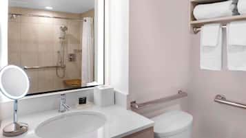 Tina con regadera, amenidades de baño de diseñador, secadora de cabello
