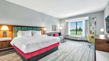 Kamer, 1 kingsize bed met slaapbank, koelkast en magnetron | Woonruimte