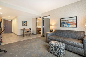 Suite, 1 habitación | Zona de estar | Televisión LCD de 55 pulgadas con canales por cable