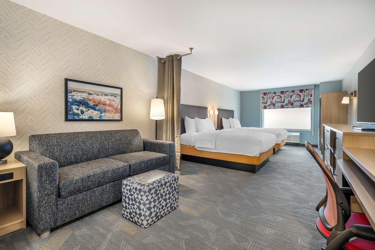 Studio Suite, 2 Queen Beds | Living area