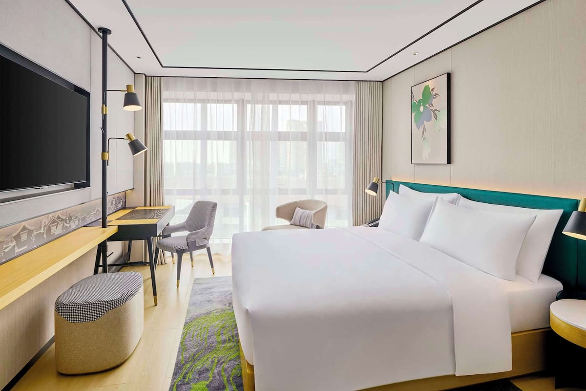 Kamer, 1 kingsize bed | Donzen dekbedden, een minibar, een kluis op de kamer