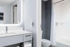 Asciugacapelli, asciugamani, sapone, shampoo