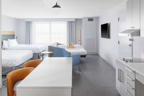 Studio suite, 2 queensize bedden, toegankelijk voor mindervaliden, bad | Woonruimte | Een 55-inch smart-tv met satellietzenders, Netflix en Hulu