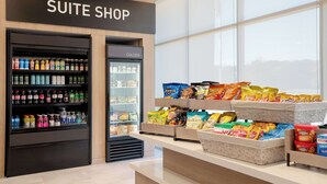 Ein Laden mit Suiten, einem Kühlbereich und Snack-Auslagen.