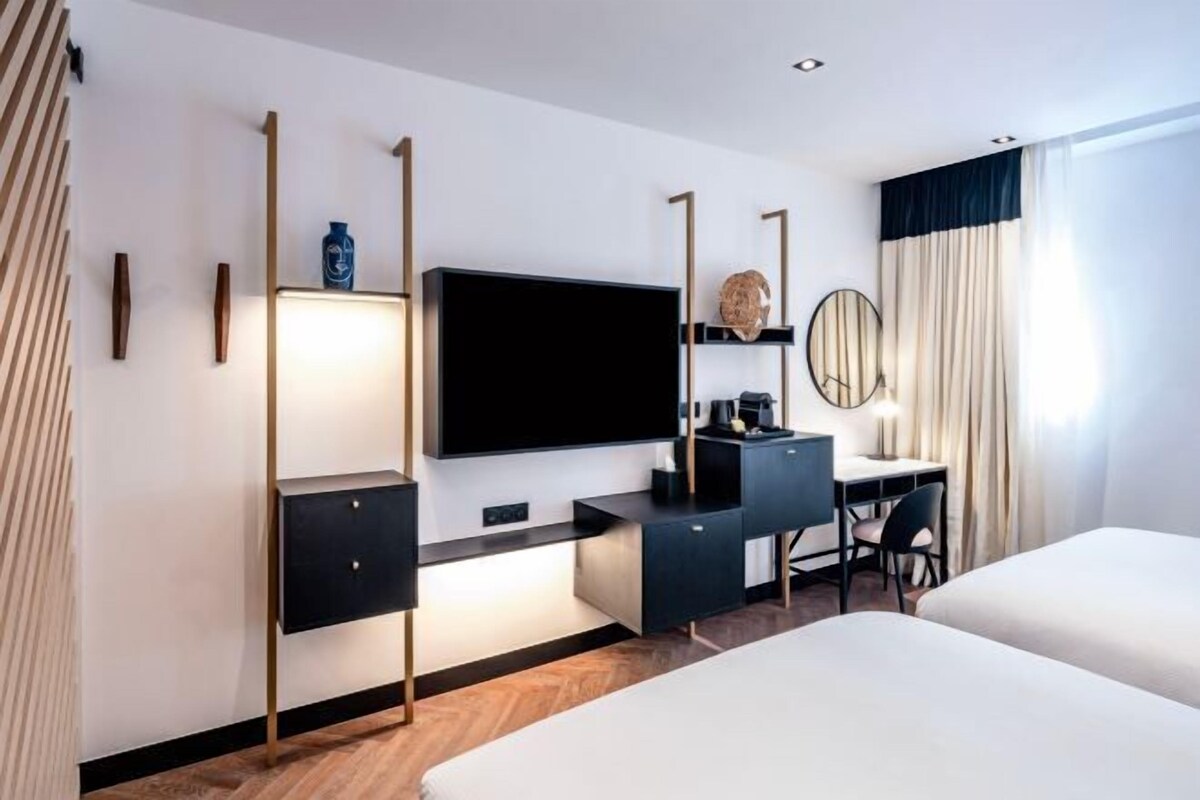 Minibar, caja de seguridad en la habitación y escritorio 