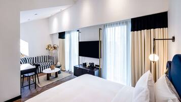 Quarto luxo, 1 cama King | Frigobar, cofres nos quartos, escrivaninha
