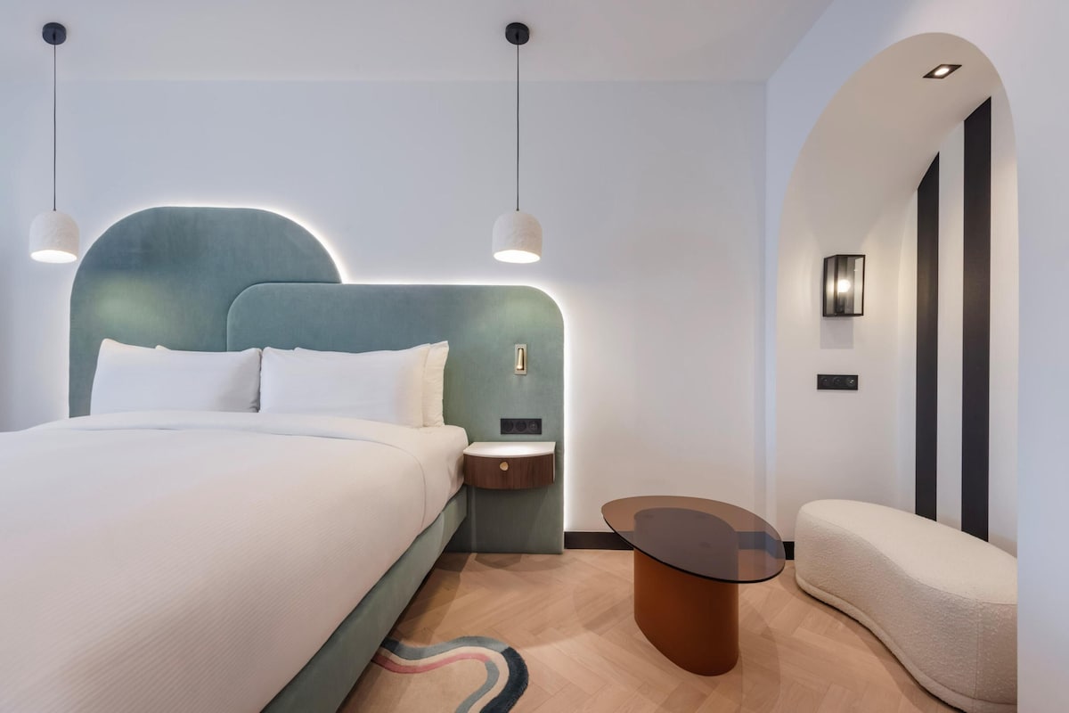 Deluxe Room, 1 Queen Bed | Minibar, in-room safe, desk, laptop workspace