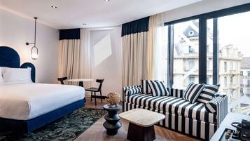 Minibar, coffres-forts dans les chambres, bureau