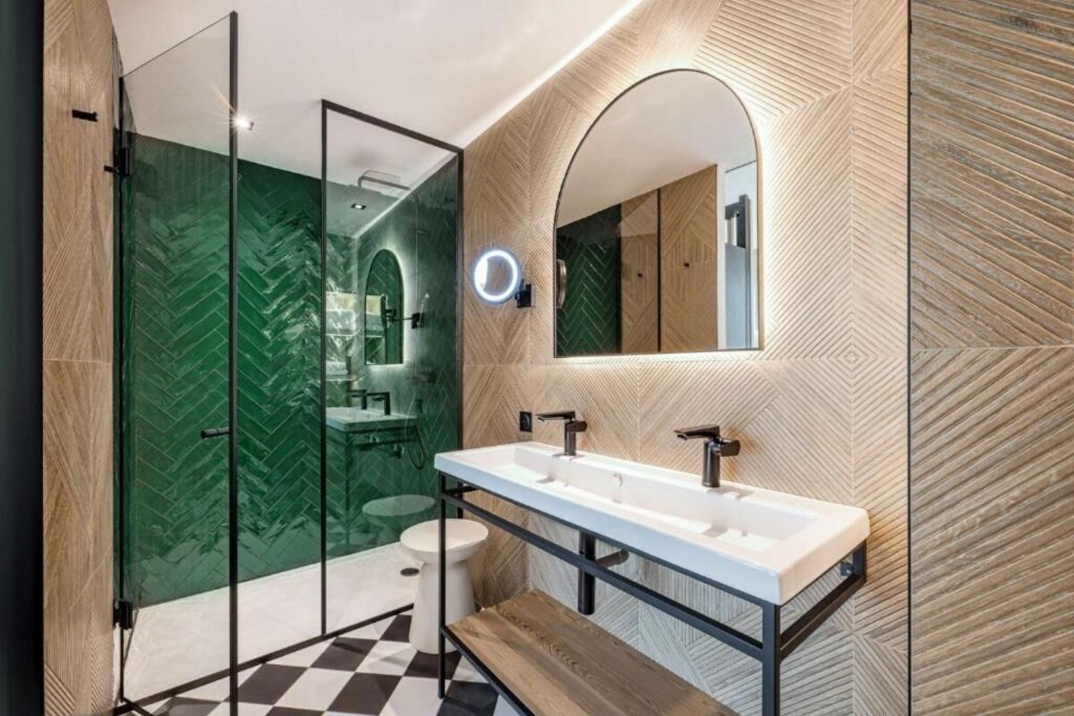 Baño | Regadera, regadera tipo lluvia, secadora de cabello, batas 