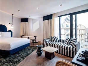 Phòng Deluxe, 1 giường cỡ queen | Minibar, két bảo mật tại phòng, bàn 