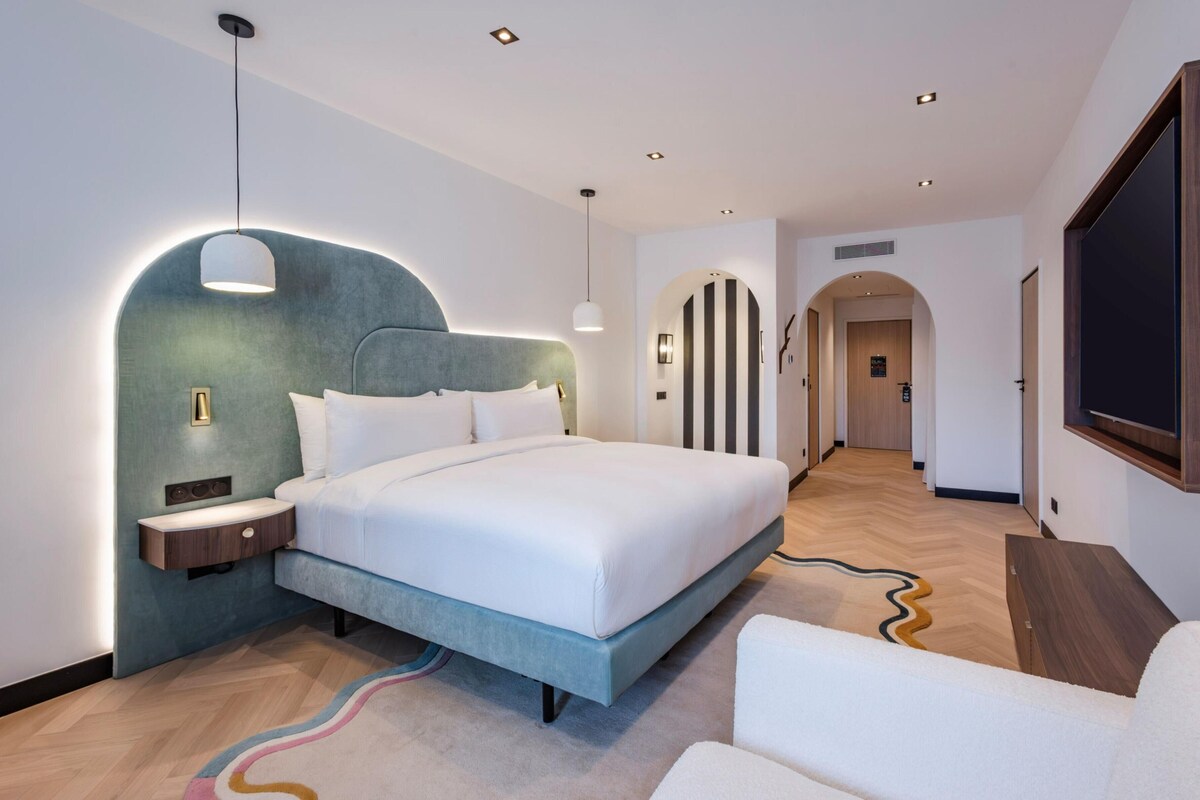 Deluxe Room, 1 King Bed | Minibar, in-room safe, desk, laptop workspace
