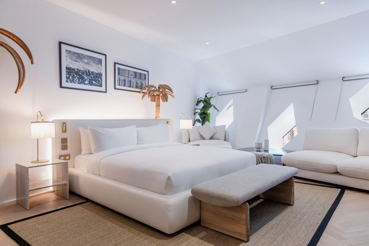 Junior Suite, 1 King Bed, Non Smoking (Iconic Deluxe) | Minibar, in-room safe, desk, laptop workspace
