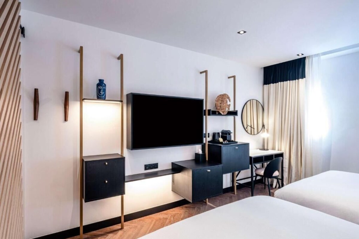 Minibar, caja de seguridad en la habitación y escritorio 