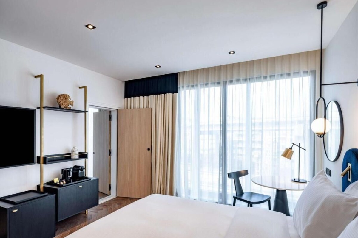 Minibar, caja de seguridad en la habitación y escritorio 