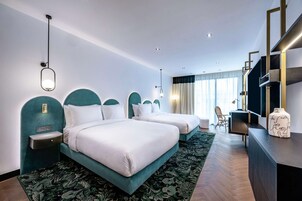 Frigobar, cofres nos quartos, escrivaninha