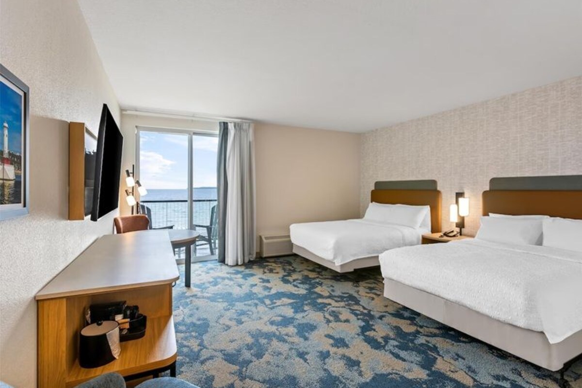 2 Queens Lakeview W/ Balcony Or Patio