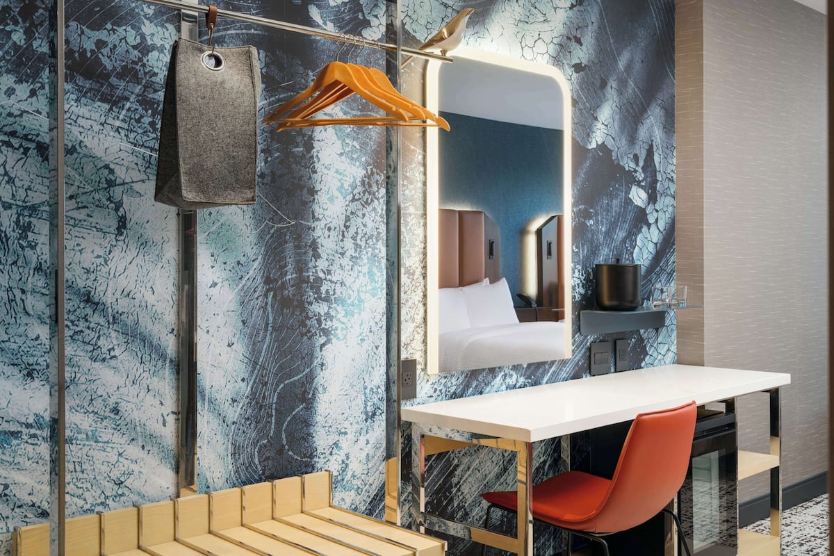 Espacio para trabajar con laptop, wifi gratis y ropa de cama