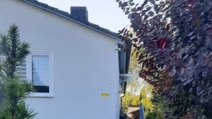 Een pad dat naar een gebouw leidt, met een kleine trap.