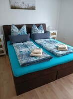 3 habitaciones, muebles diferentes y tabla de planchar con plancha 